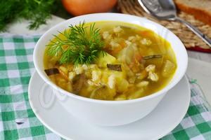 Рассольник с перловкой и солеными огурцами готов!