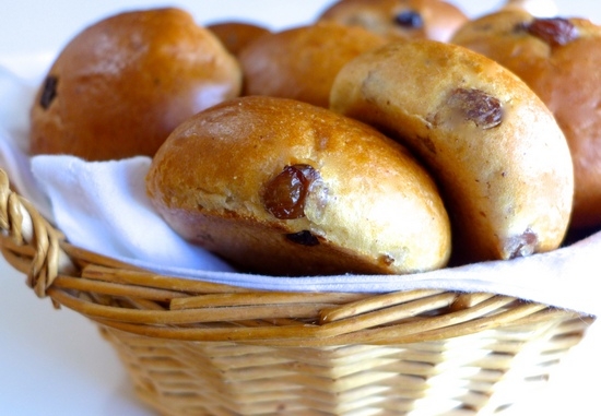 Легкие булочки с изюмом