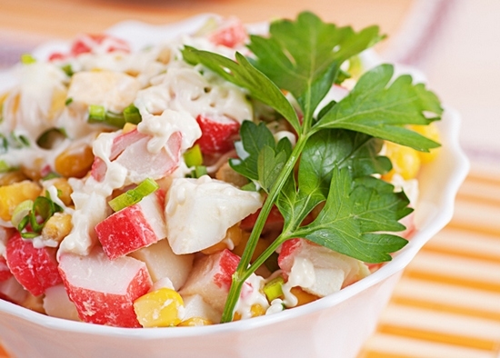 Салат с крабовым мясом, апельсином и кукурузой