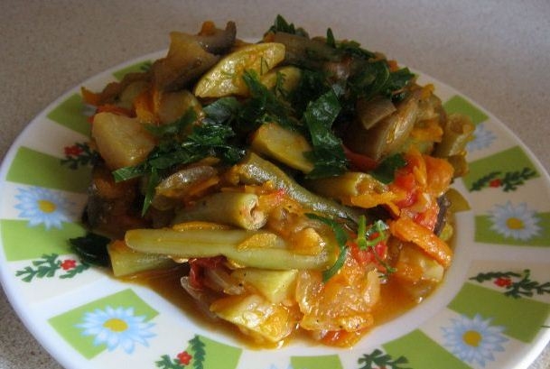 Фасоль спаржевая с грецкими орехами, зеленью и специями