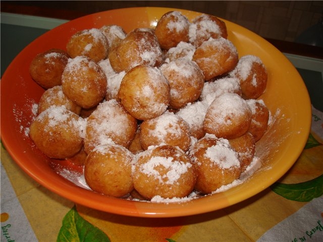 Творожные пончики с яблоком