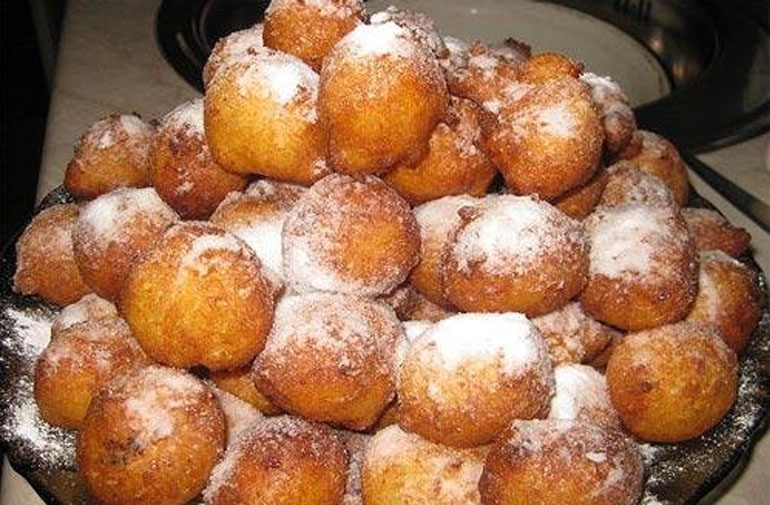Творожные пончики с курагой и орехами: рецепт