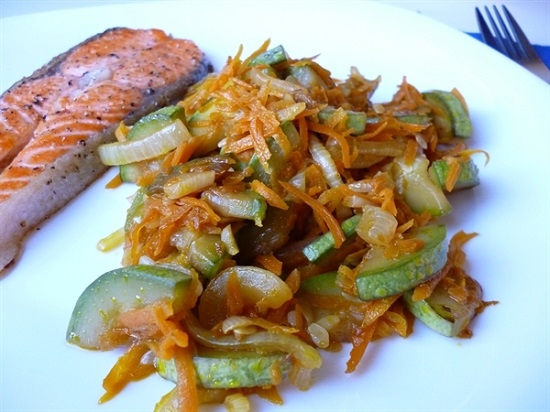 Кабачки, тушенные с морковью и луком.