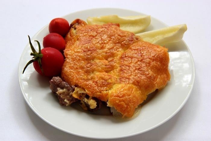 Мясо по-французски с помидорами