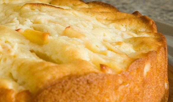 Яблочная шарлотка